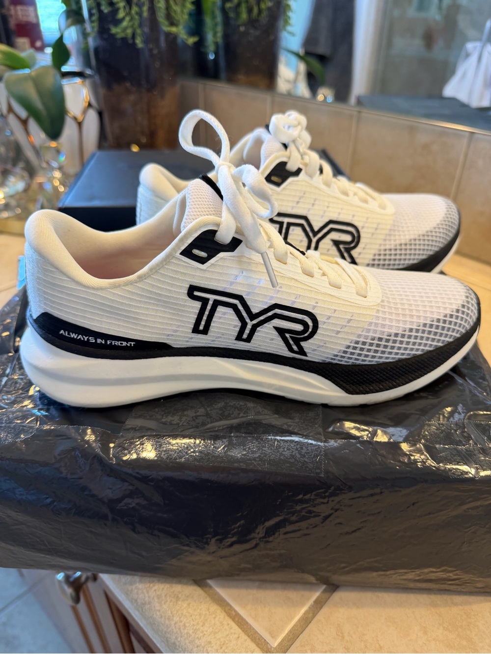 TYR White and Black SR-1 TEMPO
TEMPO RUNNER - Picture 7 of 10